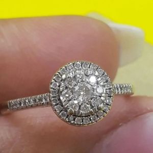10k whitegold diamond halo ring